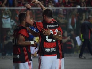 Flamengo vence Atlético PR assume liderança do Brasileirão