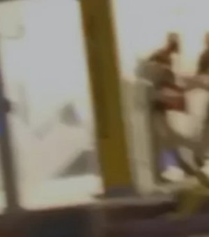 Adolescente surta dentro de agência bancária, é agredido por populares e preso no interior de AL