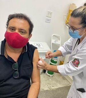 Geraldo Luís é vacinado contra a covid: 'Quase morri dessa doença'