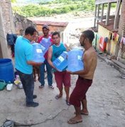 Famílias atingidas por enchente recebem da Casal garrafões de água potável