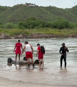 Continuam buscas por turista que desapareceu após carro ser arrastado em Piranhas