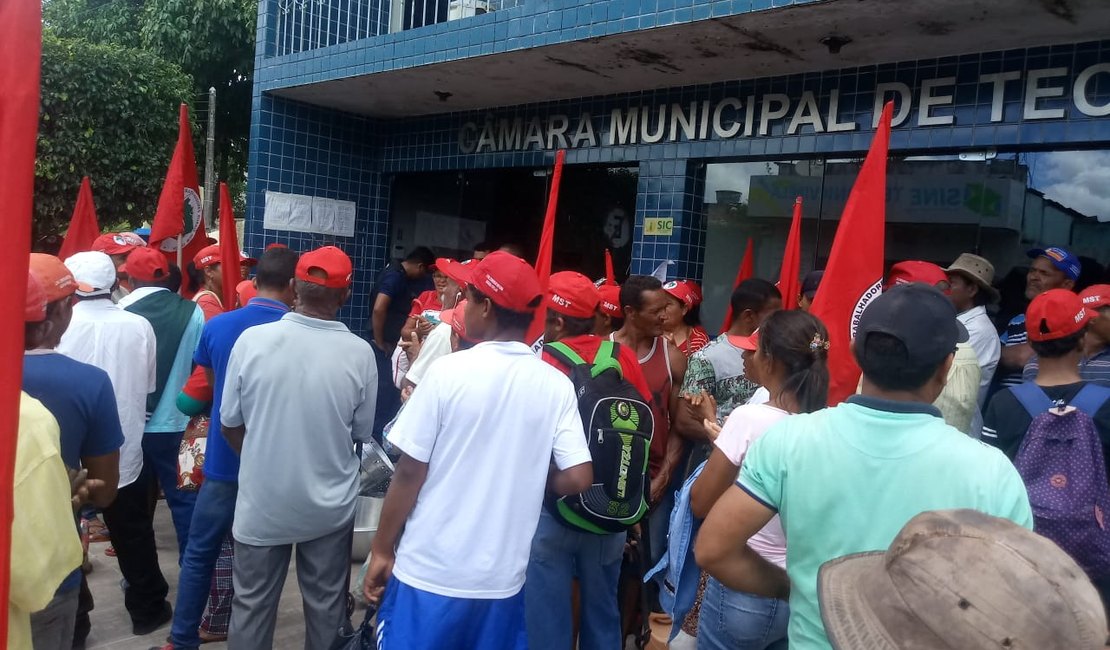 Trabalhadores Sem Terra ocupam Prefeitura de Teotônio Vilela