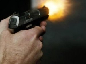 Motorista atira contra viatura da polícia na tentativa de escapar de blitz