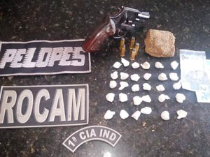 Dupla é presa com arma de fogo e drogas em São Miguel dos Campos