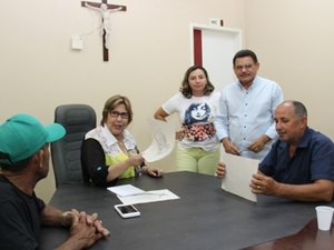 Moradores da Canafístula vão até à prefeita cobrar obras