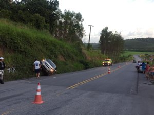 Carro sai da pista e colide em barranco na Av. Cachoeira do Meirim
