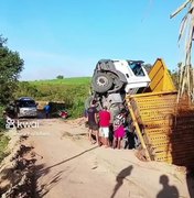 [Vídeo] Treminhão vira na zona rural do município de Porto Calvo
