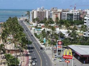 Vento forte derruba poste de sinalização na orla de Maceió