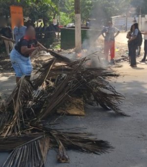 Mãe de menina que acusou padrasto de estupro protesta pela liberdade do marido