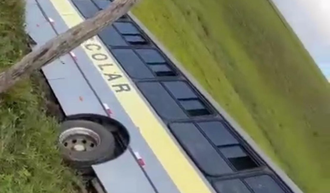 [Vídeo] Ônibus escolar tomba e deixa estudantes feridos no município de Atalaia