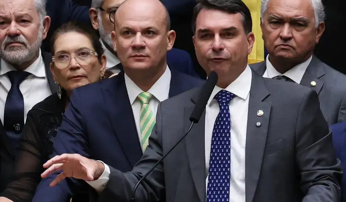 Flávio Bolsonaro desafia esquerda e cobra CPMI do Banco Master no Congresso