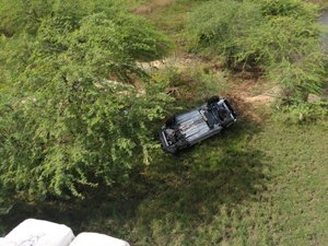Professora capota veículo e cai de ponte em Batalha