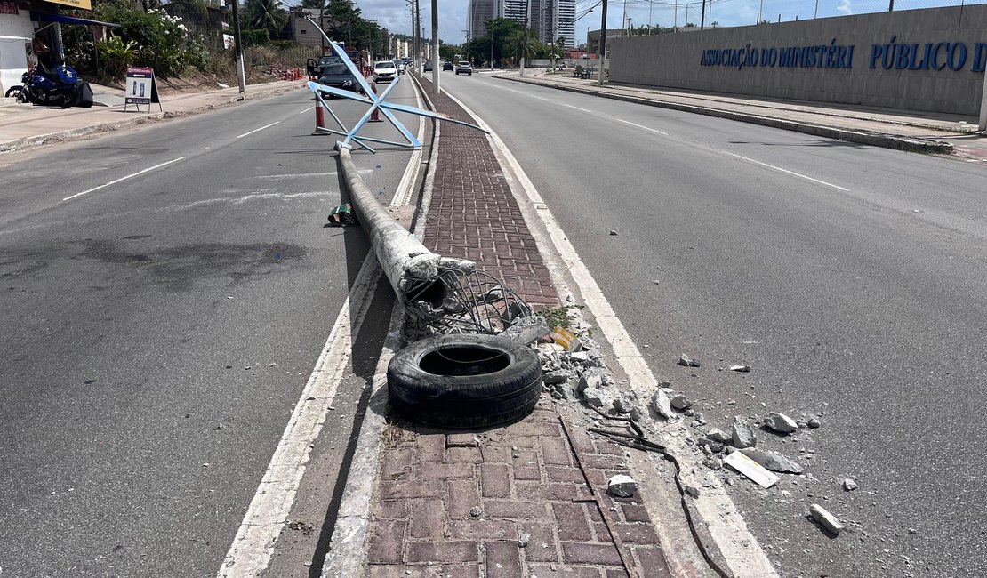 Caminhão derruba poste de iluminação pública na Avenida Gustavo Paiva