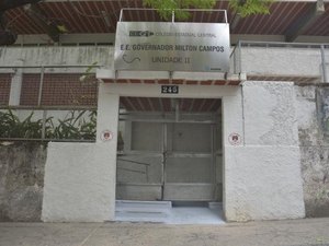 Aécio vota no colégio onde Dilma cursou o ensino médio em BH