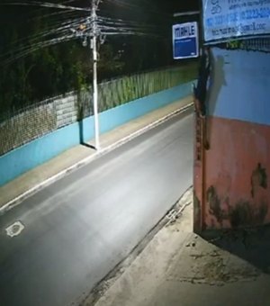 [Vídeo] Dupla escala muro de quatro metros para invadir loja em Maceió