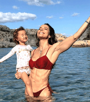 Influenciadora fitness rebate críticas por dar whey protein na mamadeira para filha de 3 anos