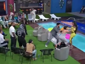 Participante de reality fica inconsciente após ser empurrada em piscina