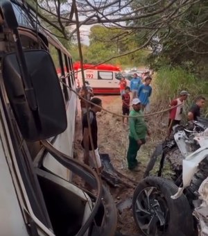 Colisão entre carro e micro-ônibus deixa idoso morto e feridos no município de Coruripe