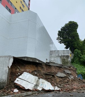Com muros caídos e ruas alagadas, Maceió segue sendo atingida por chuva intensa