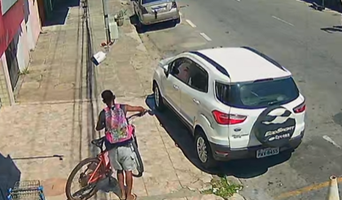 Homem furta bicicleta em frente a supermercado na Ponta da Terra, em  Maceió