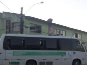 Adolescente é apreendido com arma e dinheiro roubado de micro-ônibus