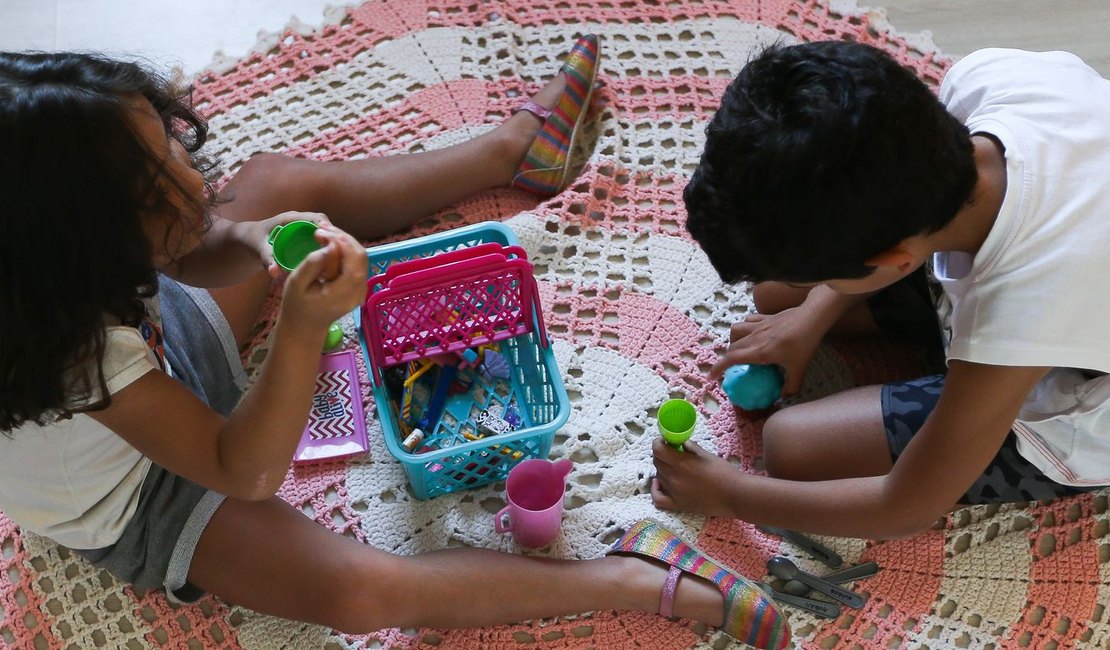 Psicóloga fala sobre os efeitos negativos que exposição à telas podem ter nas crianças