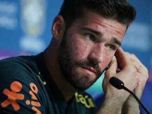 Possível doença do goleiro Alisson não tem cura mas pode ser controlada