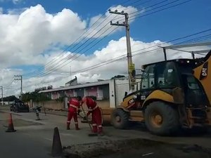 [Vídeo] Após reportagem do 7Segundos, DER começa recapeamento na AL-220 em Arapiraca