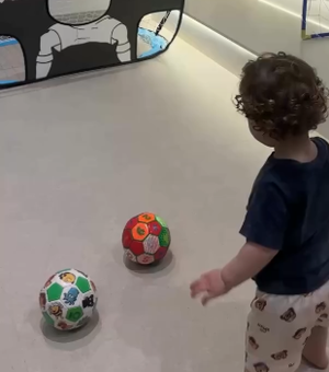 Menino de 1 ano impressiona ao acertar todos os chutes em desafio de futebol