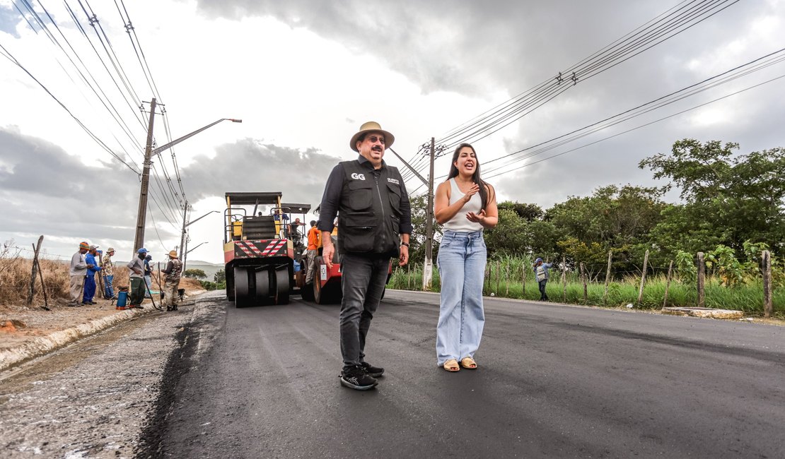 Prefeito Gilberto Gonçalves e Deputada Gabi Gonçalves fiscalizam pavimentação asfáltica em Rio Largo