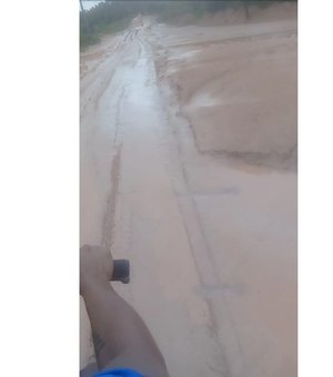 [Vídeo] Lama invade pista e causa perigo na rodovia AL 465
