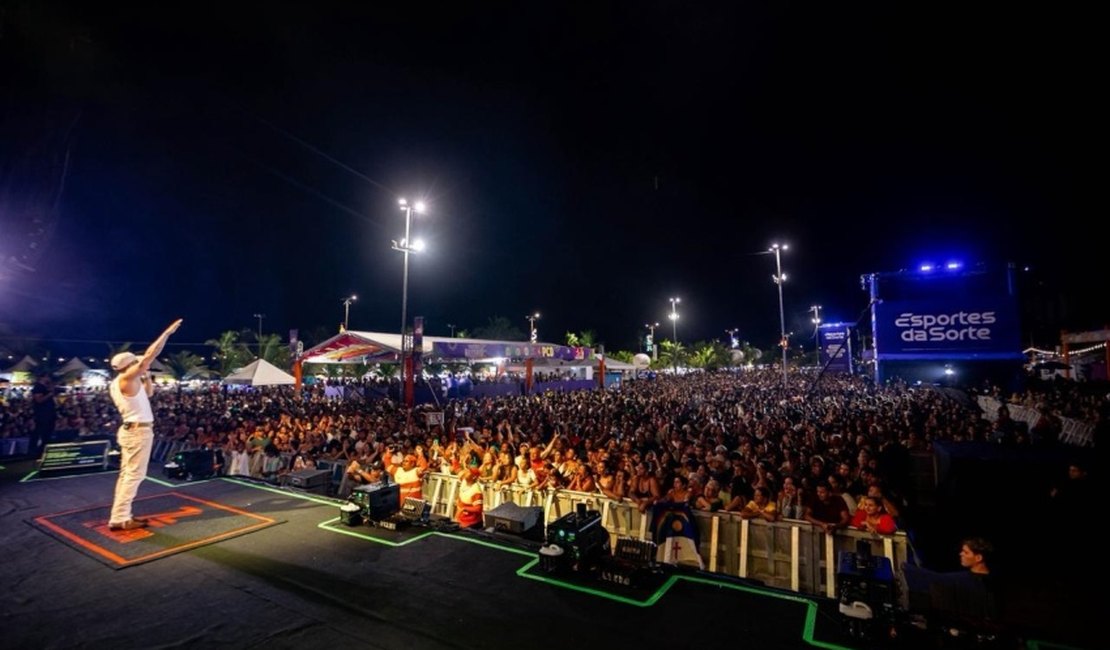 Multidão lota Jaraguá na abertura do Verão Massayó
