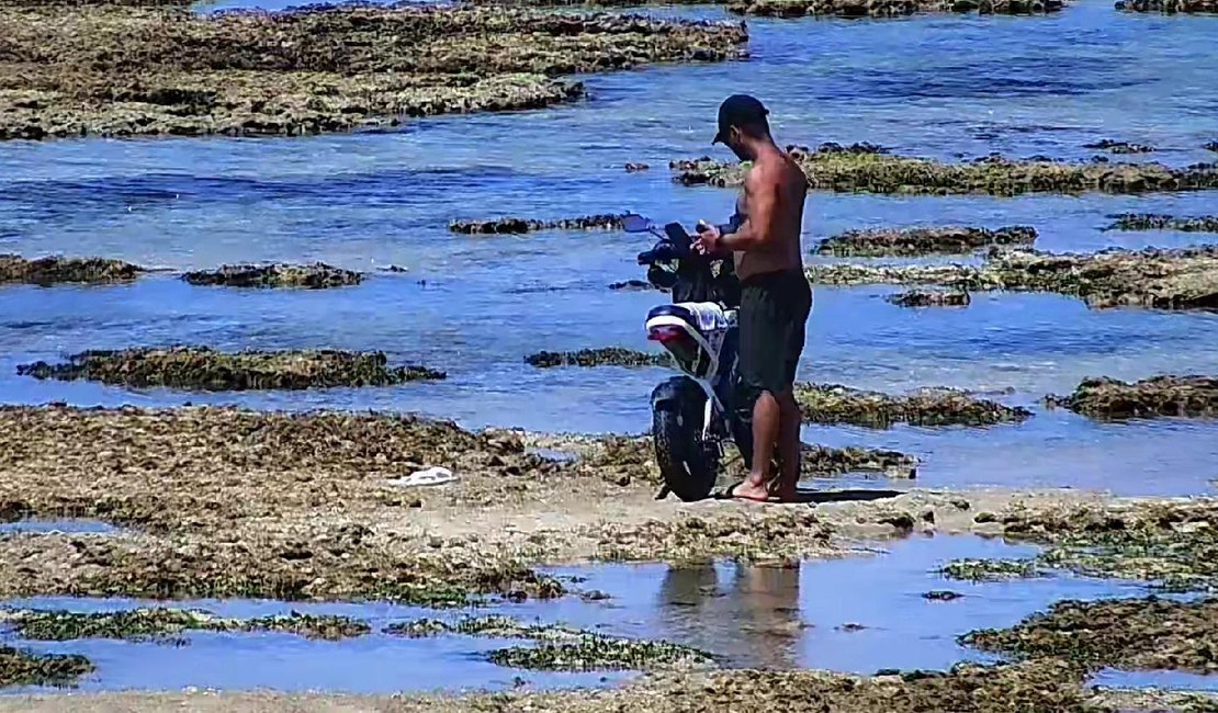 Homem é detido após trafegar com moto elétrica sobre corais na Ponta Verde