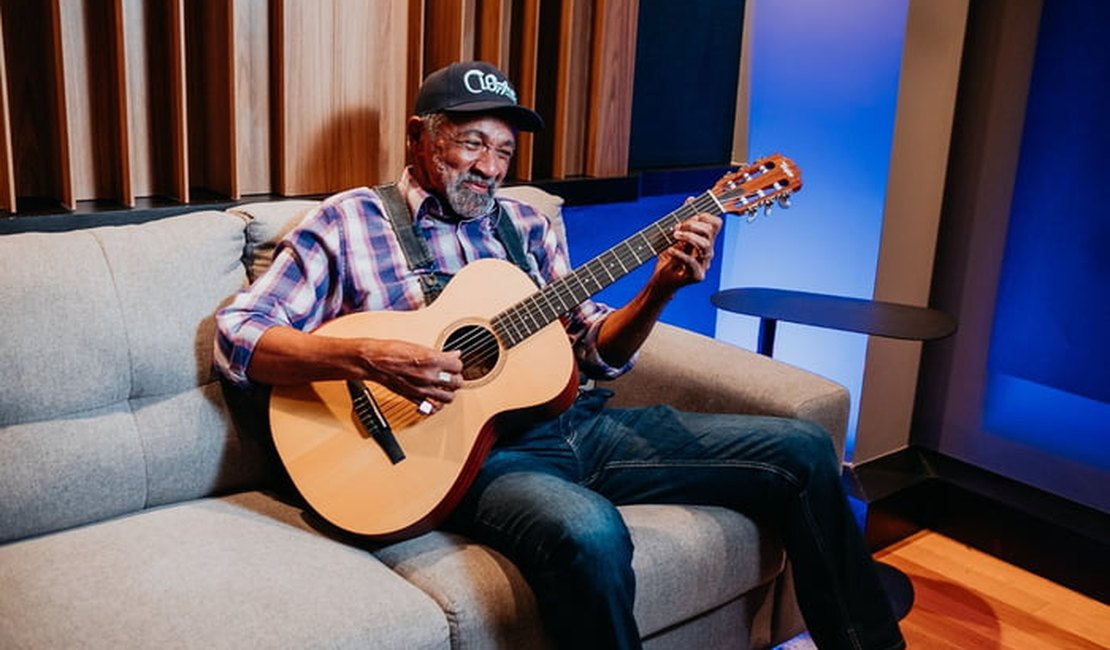 Há 20 anos sem voz, sambista volta a cantar com ajuda de IA