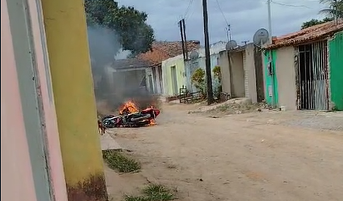 [Vídeo] Mulher toca fogo em moto do companheiro na Vila São José, em Arapiraca