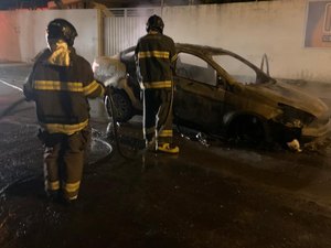 Populares controlam incêndio em carro no Joaquim Leão, em Maceió