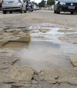 [Vídeo] Moradores do bairro Baixão reclamam de vazamento de água em Arapiraca 
