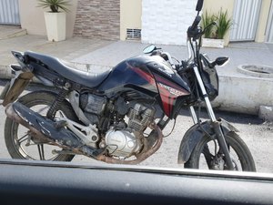 Assaltantes roubam moto e celular no bairro Primavera em Arapiraca