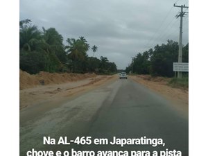 Chuvas fazem lama invadir rodovia AL 465 em Japaratinga