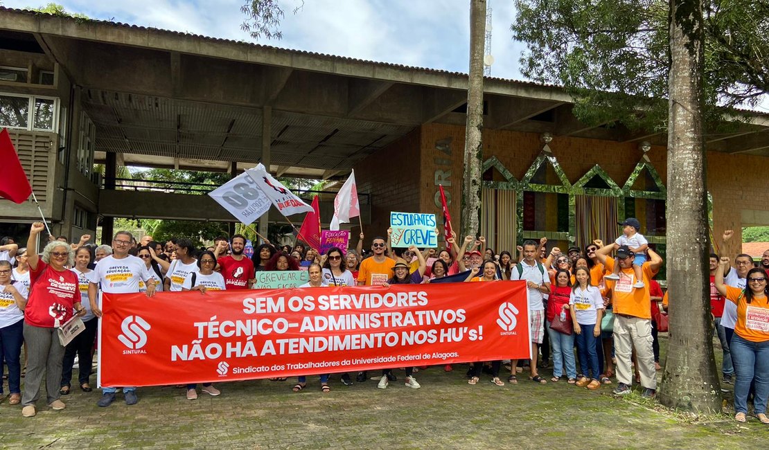 [Vídeo] Servidores da Ufal bloqueiam parte da BR 104, em frente à universidade