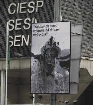 Foto de Chico Buarque é danificada em exposição na Avenida Paulista