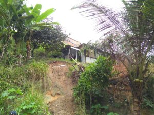 Telhado de casa desaba e destroços atingem residências em Maceió