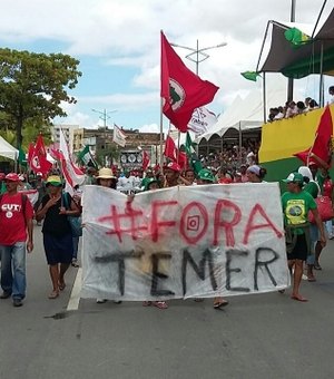 Durante desfile, MST realiza protesto contra  Michel Temer; alunos chamam Governador de golpista