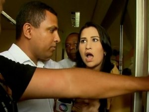 Repórter briga com segurança de hospital