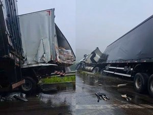 [Vídeo] Caminhões colidem na Ladeira do Varela e causam transtornos na BR-101; não há registro de feridos
