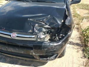 [Vídeo] Motorista para na faixa de pedestre e sofre colisão traseira