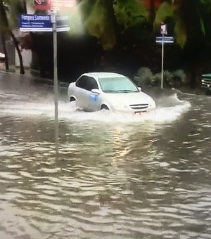 Chuva provoca vários pontos de alagamento em Maceió