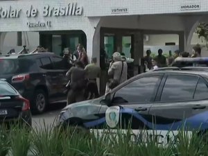 Flávio Bolsonaro visita o pai, Jair Bolsonaro, nesta terça-feira (13)