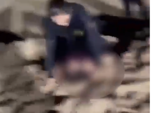 [Vídeo] Policial salva mulher em surto de afogamento e depois é socorrida na Praia de Jatiúca