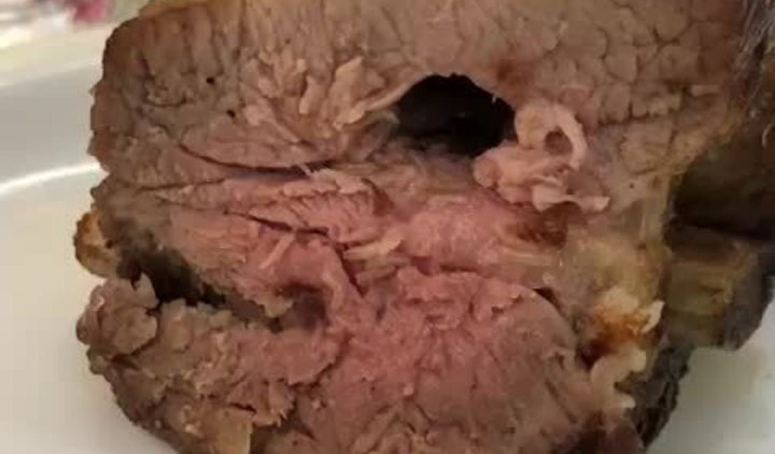 Churrascaria  é acusada de servir carne de costela com larvas